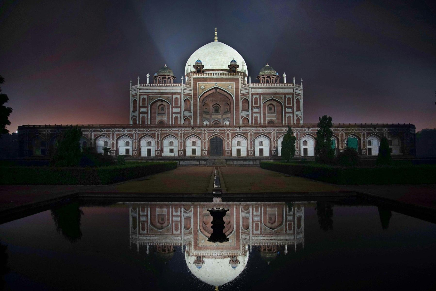 L’architecture moghole et la coupole blanche de la tombe de Humayun, à Delhi, et son reflet de nuit.