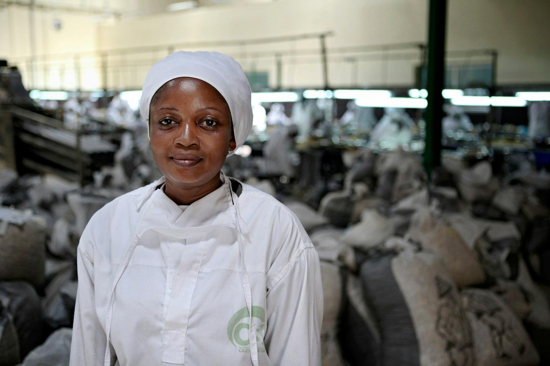 In Bouaké, central Côte d’Ivoire, Cajou des Savanes is a cashew processing plant that employs 500 staff, most of whom are women. The flexible (shift) schedule allows women to hold multiple activities whilst working at the factory, including studying, caring for their families, or exploring additional income-generating opportunities. AKDN