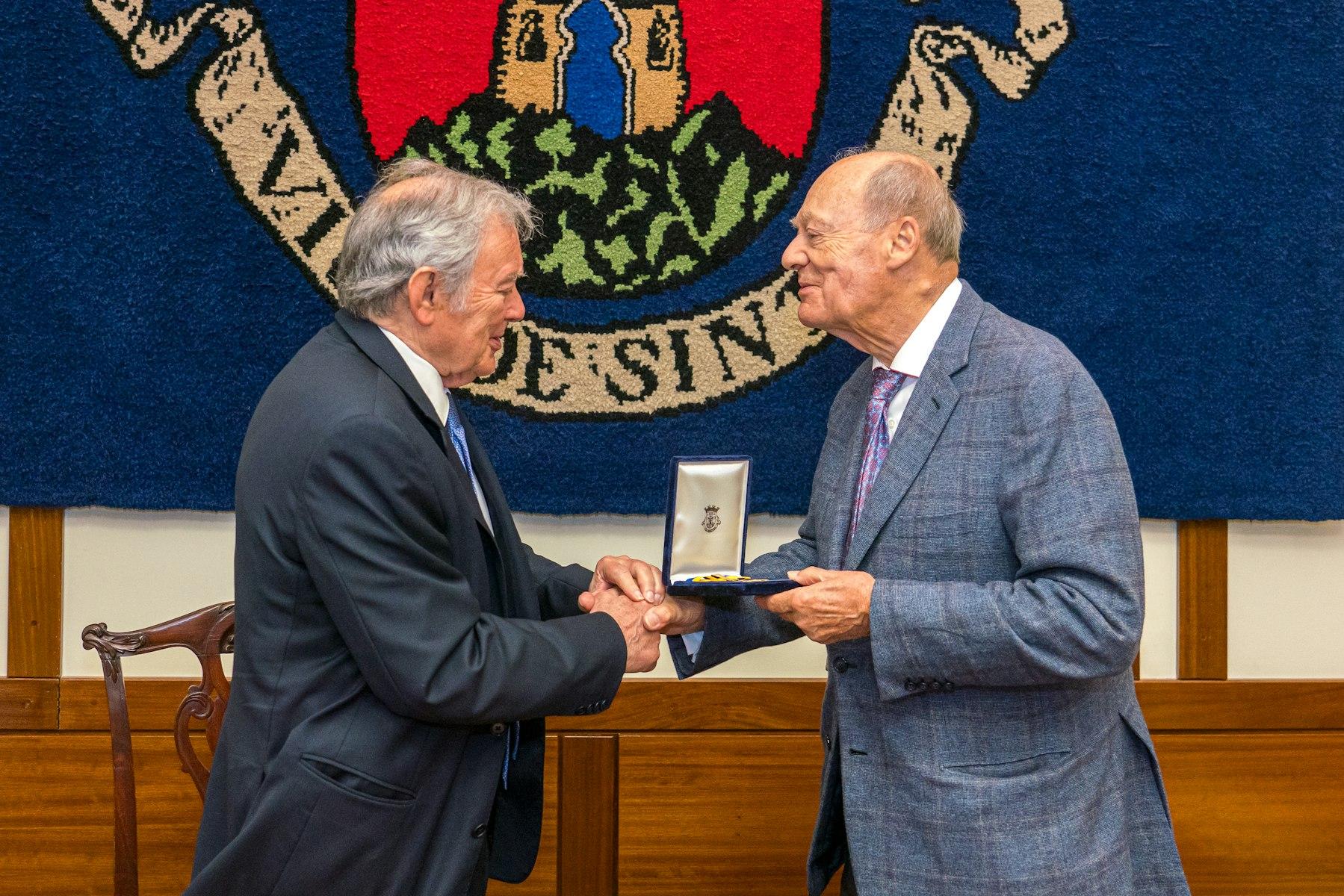 Mayor Basílio Horta awards the Sintra's Municipal Merit Medal to Prince Amyn Aga Khan.